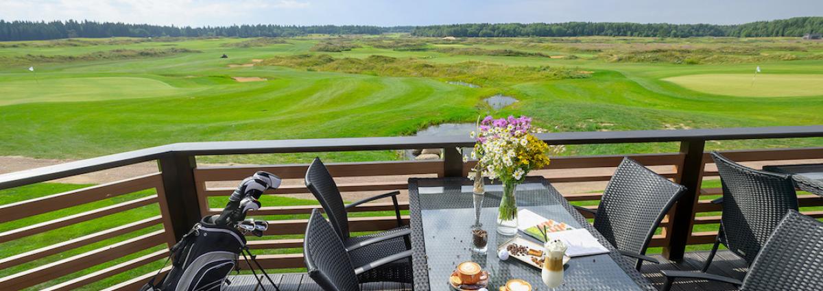 Klubitalon terassilta avautuu upea maisema kentälle Gorki Golf Klubitalo I Lähialuematkat