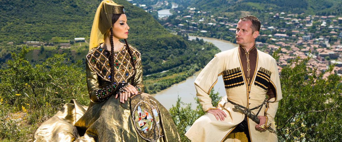 Georgialainen pariskunta perinneasuissa.