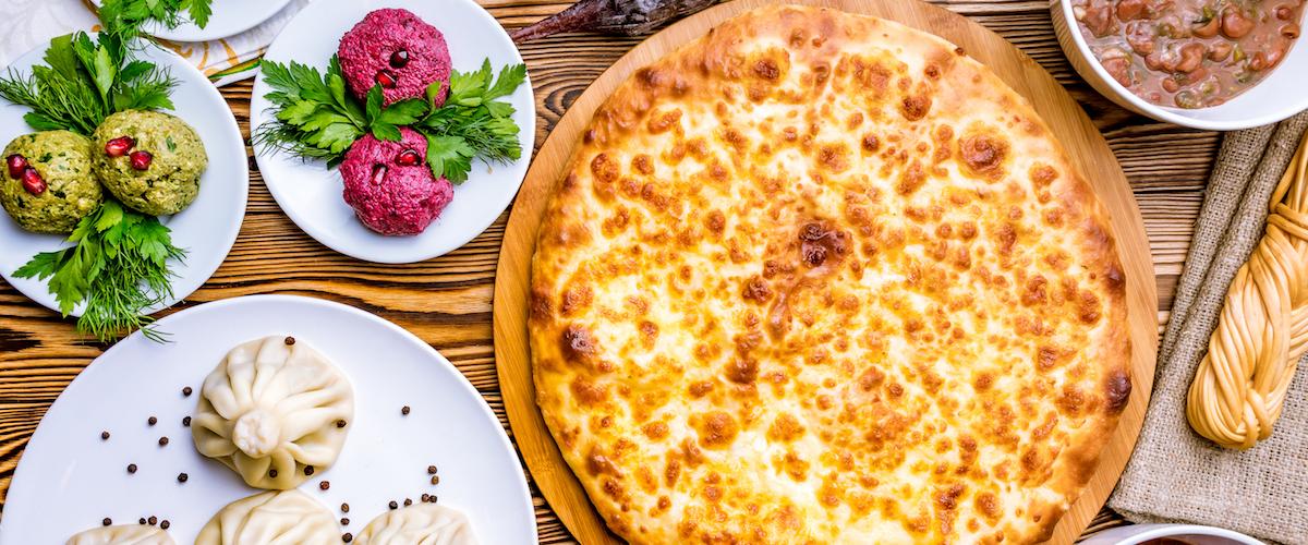 Ei turhaan sanota, että georgialaiset elävät syödäkseen, eivät syö elääkseen... Georgialainen ruoka. Hatsapuria, hinkaleita ja phalia.