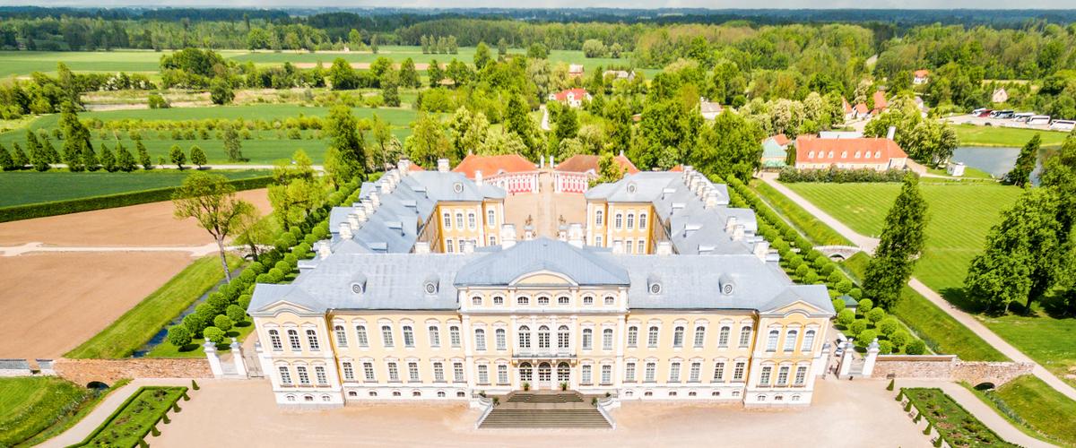 Rundalenin palatsi on italialaisen arkkitehti Rastrelli suunnittelema Rundalen palatsi Latviassa_Lähialuematkat