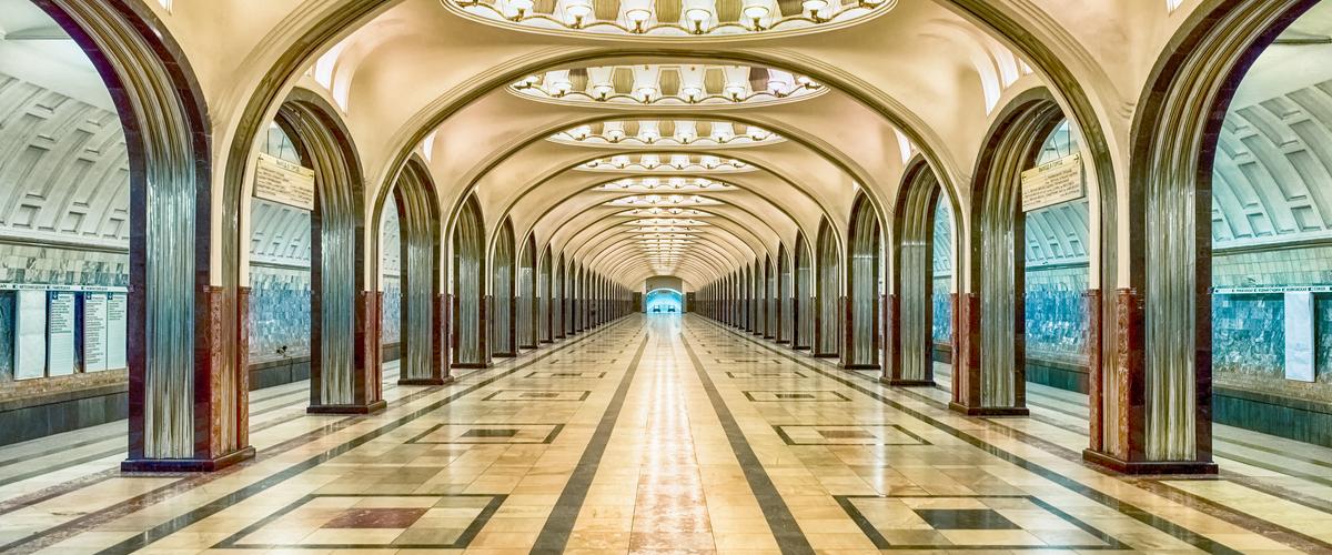 Useat Moskovan metroasemista ovat kuin taidetoksia. Tässä Majakovskajan asema. Majakovskajan metroasema Moskovassa_Lähialuematkat