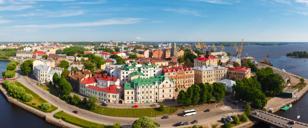 Valmiiksi järjestetylle omatoimimatkalle on helppo lähteä. Lähdöt huhtikuusta lokakuulle 2018! Viipurinlahdella sijaitseva Viipuri lintuperspektiivistä I Lähialuematkat