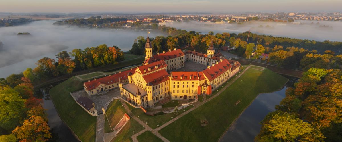 Nesvizhin linnaan pääset tutustumaan Valko-Venäjän romanttiset linnat -retkellä Nesvizhin linna Valko-Venäjällä