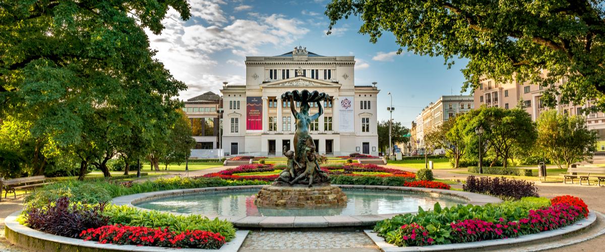 Valtiollinen ooppera- ja balettiteatteri on eräs Riikan kauniista rakennuksista Riika valtion ooppera- ja balettiteatteri_Lähialuematkat