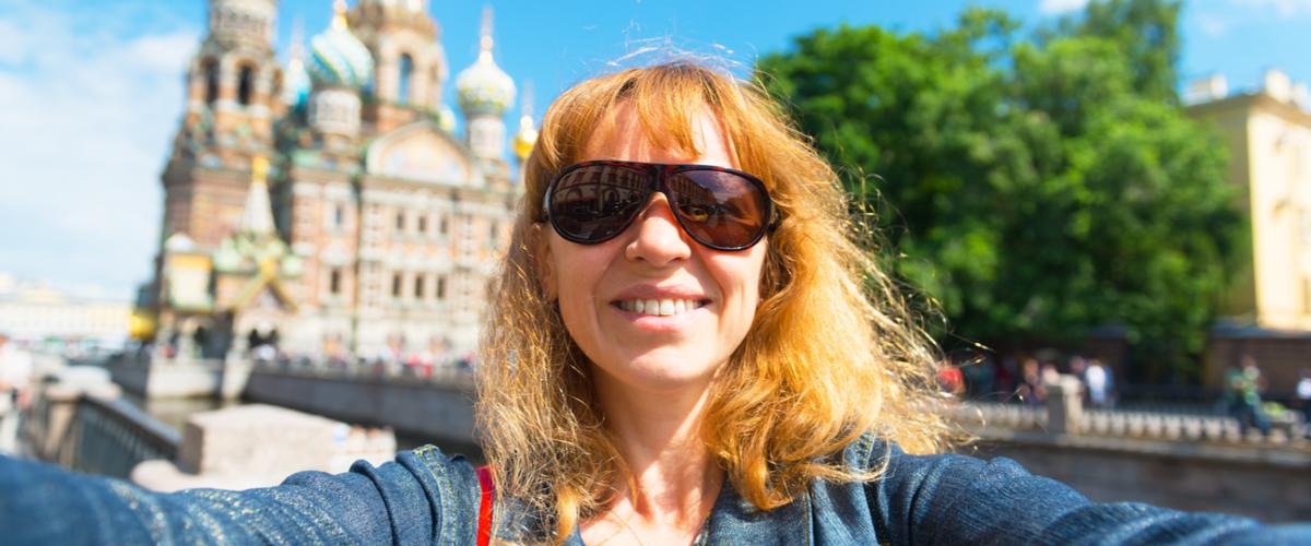 Pietarin keskustaan tutustut kätevästi kävellen! Selfie Verikirkko taustalla Pietarissa I Lähialuematkat
