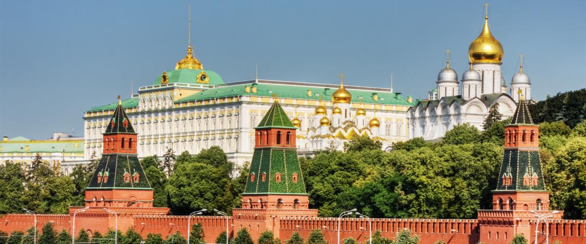 Vierailu Kremlin alueella sisältyy lisäpalveluna myytävään 3 päivän retkipakettiin. Suosittelemme lämpimästi! Moskovan mahtava Kreml I Lähialuematkat