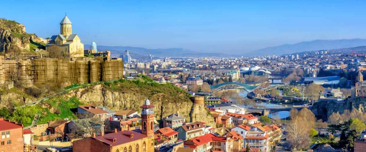 Georgian pääkaupunki Tbilisi levittäytyy Mtkvari-joen rannalle muinaisen Silkkitien reitillä Tbilisi on Georgian kiehtova pääkaupunki I Lähialuematkat