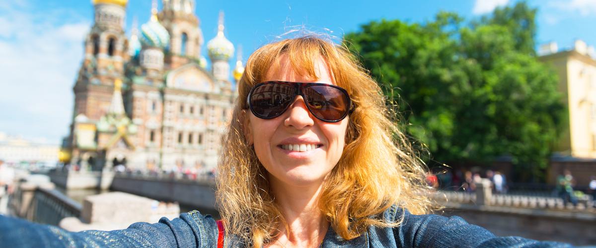 Pietarissa monet tunnetuista nähtävyyksistä ovat kävelymatkan päässä pääkatu Nevski prospektista. Selfie Verikirkon edessä_Lähialuematkat