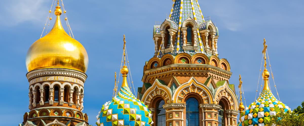 Verikirkon sipulikupolitornit ovat kuin suoraan satukirjasta Verikirkon tornit Pietarissa_Lähialuematkat