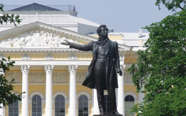Venäjän kansallisrunoilija Aleksander Pušhkinin patsas.