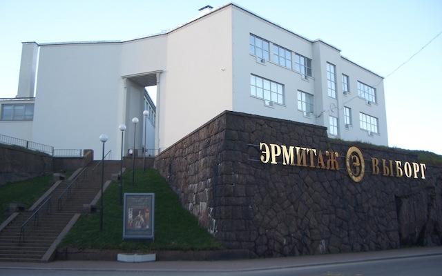 Viipurin Eremitaaši sijaitsee Uno Ullbergin suunnittelemassa funkkisrakennuksessa Viipurin Eremitaaši