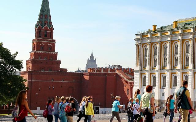 Kremlin salaperäisten muurien sisällä pääset tutustumaan Kremlin asehuoneeseen (oikealla). Vasemmalla punainen Borovitskin torni. Moskovan Kremlin asehuone ja Borovitskin torni I Lähialuematkat