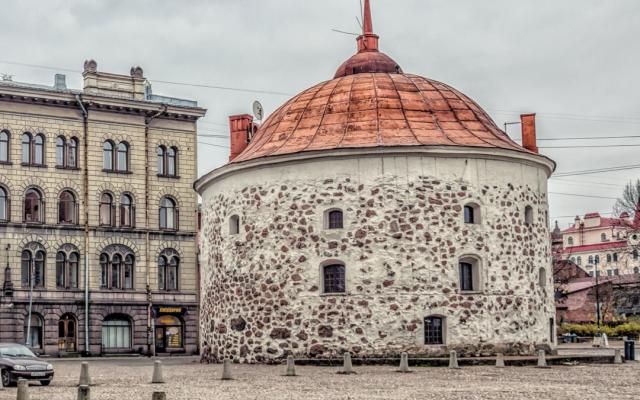 Pyöreä torni on Viipurin tunnetuin keskiaikainen rakennus. Pyöreä torni Viipurissa I Lähialuematkat